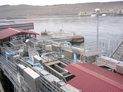 McNary Damの流下稚魚にタービンを迂回させるための大規模施設。活魚船による輸送、陸路による輸送まで導入して、非常に高い生存率を達成している。
